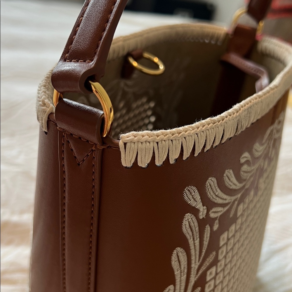Veronica Beard Tan Leather Eyelet Whipstitch Feedbag - like brand new! - Picture 10 of 12